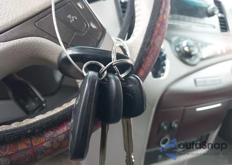 2011 Toyota Sienna Xle V6 z USA, uszkodzony, nr VIN 5TDYK3DC0BS073789